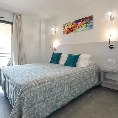 2 Bedroom Cozy In Апартаменты Альгайола