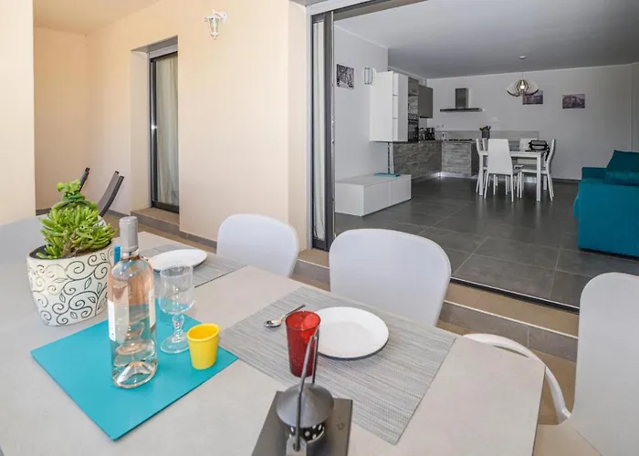 דירה 2 Bedroom Cozy In *